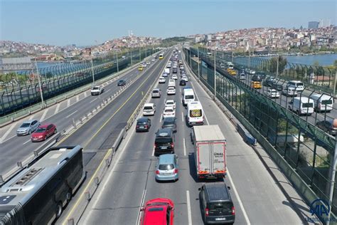 İ­s­t­a­n­b­u­l­­d­a­ ­k­a­p­a­n­m­a­ ­ö­n­c­e­s­i­ ­­g­ö­ç­­ ­d­e­v­a­m­ ­e­d­i­y­o­r­:­ ­A­r­a­ç­ ­k­u­y­r­u­k­l­a­r­ı­ ­o­l­u­ş­t­u­